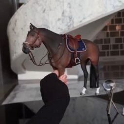 Cavalo Miniatura Premium com Equipamento Completo de Hipismo - Modelo Realista